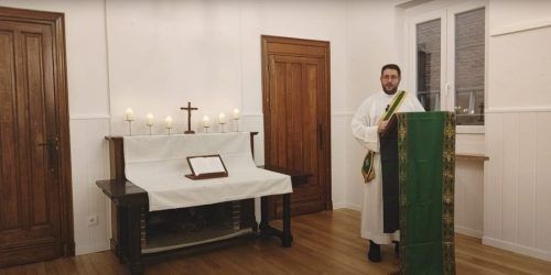 Diácono en liturgia de la palabra en Madrid