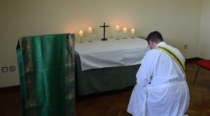 Sacerdote ante altar