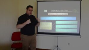 Sacerdote en estudio bíblico