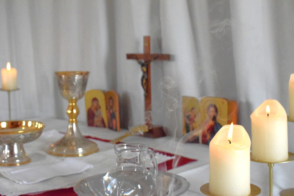 Altar con crucifijo en Santa Misa en Madrid, España
