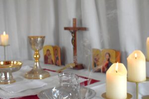 Altar con crucifijo en Santa Misa en Madrid, España