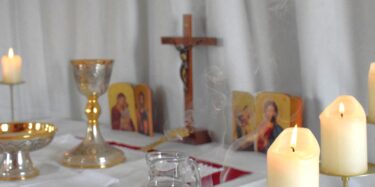 Altar con crucifijo en Santa Misa en Madrid, España